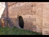 03240 ostia - regio i - insula xii - caseggiato dei triclini (i,xii,1) - via della forica - 2. raum von westen - ostwand - 06-2024.jpg